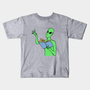 Alien reading a book Kids T-Shirt